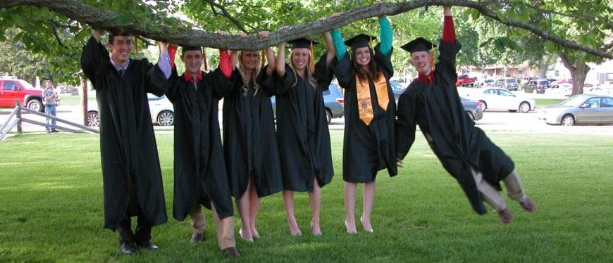 毕业典礼上，一群学生在外面毕业